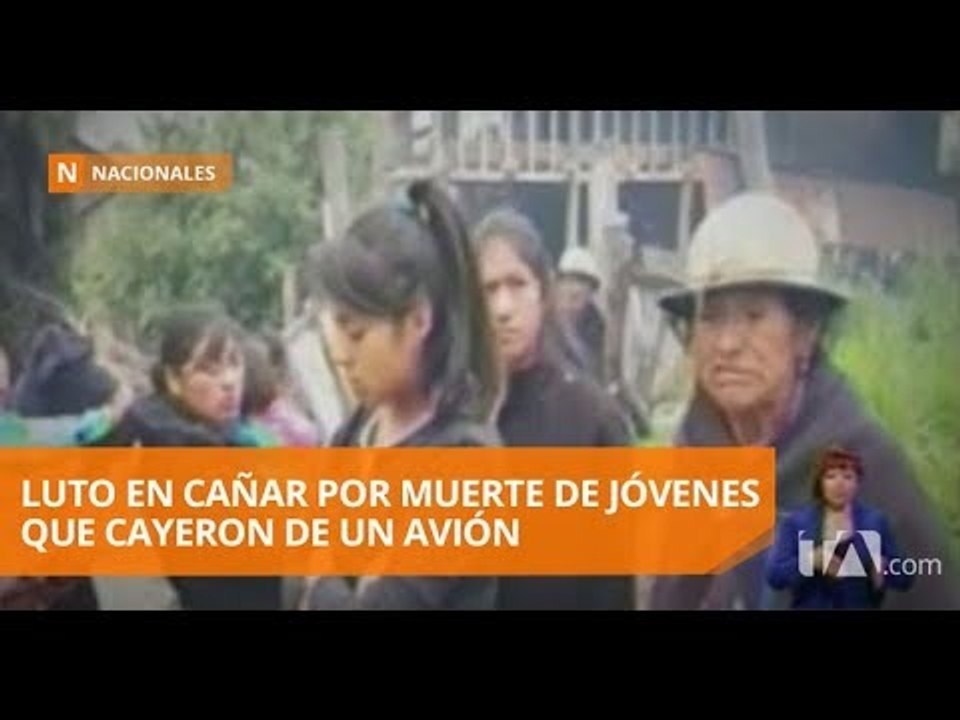 Familiares lloran la muerte de los dos jóvenes que cayeron de un avión en Guayaquil - Teleamazonas