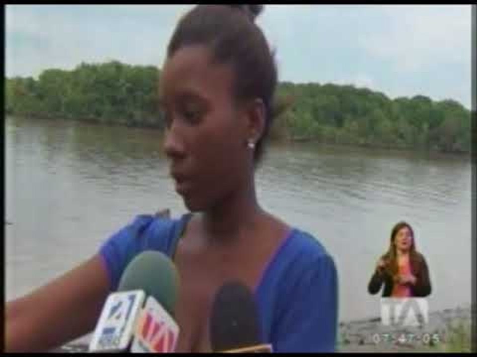 Más de 20 viviendas están en peligro de ser arrastradas por la corriente de un río en Esmeraldas