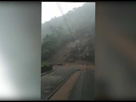 2 muertos tras deslave en vía Baños - Puyo