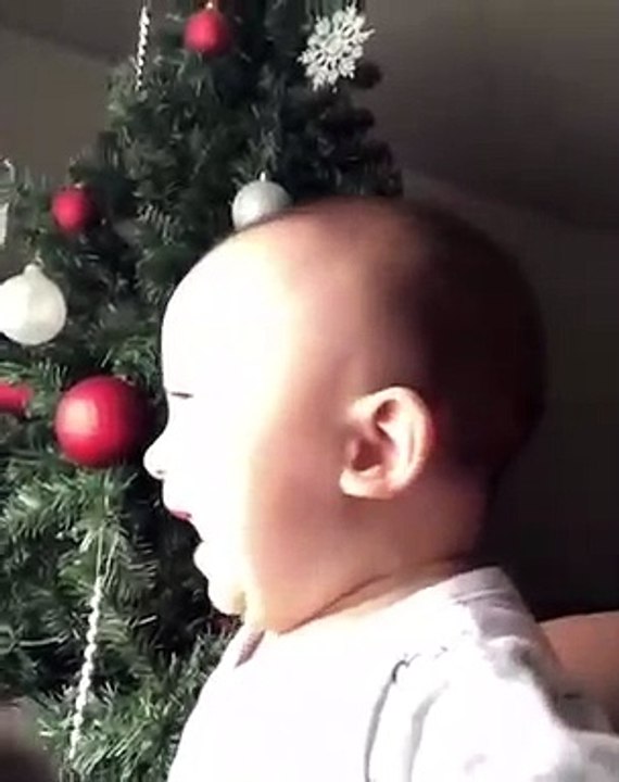 Essayez de ne pas rire... face à ce bébé hilare !