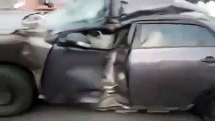 Il continu à rouler avec son épave, une vraie épave !