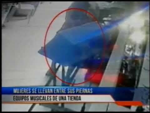 Mujeres se llevan entre sus piernas equipos musicales de una tienda