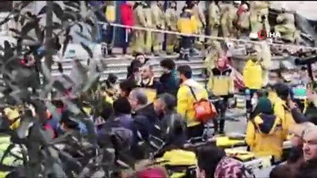 Kartal'da çöken binanın enkazından kurtarma çalışmaları