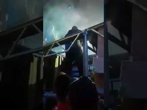 Jerry Rivera cae del escenario porque su tarima se desploma - Teleamazonas