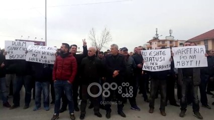 Ora News - "Varfëria po na mbyt", qytetarët e Fierit në protestë, bllokohet rruga