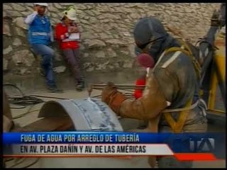 Fuga de agua en la Av. Plaza Dañín y Av. de las Américas