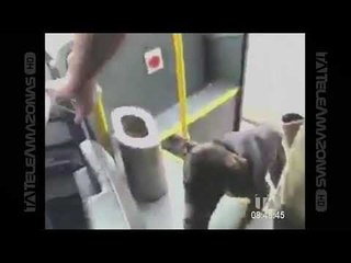 Conductor de bus se detiene y rescata a un perro que se encontraba en la vía