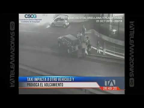 Taxi impacta a otro vehículo que termina volcándose
