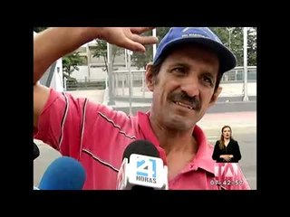 Mujer huye con agente de la CTE encima del capó de su vehículo -Teleamazonas