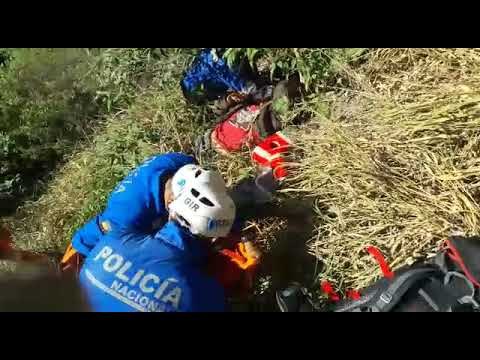 Miembros del GIR rescatan con vida a hombre que se lanzó a quebrada - Teleamazonas