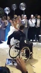 Download Video: Première danse d'un marié handicapé avec sa femme, tellement émouvant !