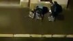 Inondations : ils marchent sur des chaises du restaurant dans la rue !