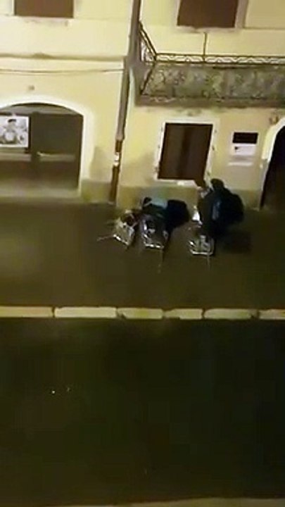 Inondations : ils marchent sur des chaises du restaurant dans la rue !