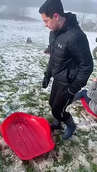 Traîné par ses chiens dans la neige, trop enthousiastes de suivre une luge !
