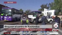 Camiones del transporte público bloquean el centro de Xochimilco
