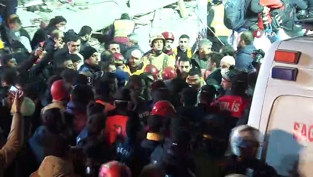 Kartal'da çöken binanın enkazında bir kişi yaralı olarak çıkarıldı