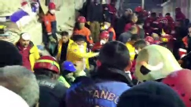 Kartal'da bina çöktü - Yaralının enkaz altından çıkarılması (Yayın yasaklı) (3) - İSTANBUL