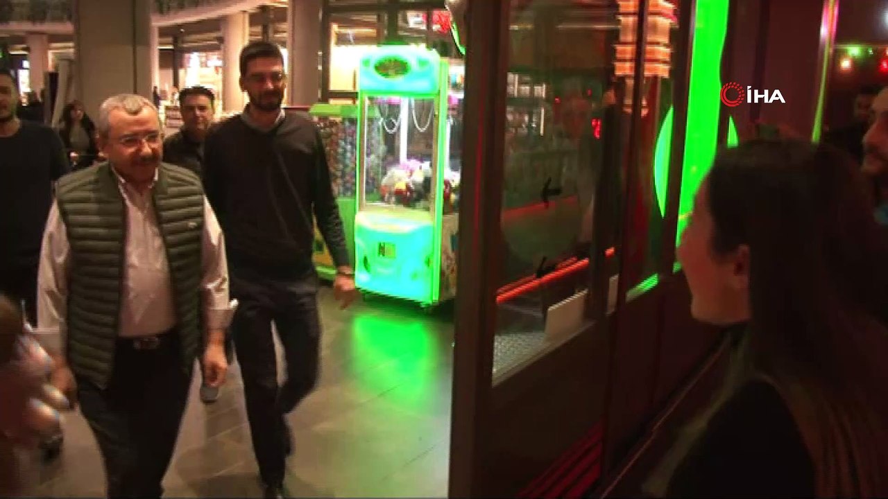 AK Parti Ataşehir Belediye Başkan Adayı İsmail Erdem gençlerle bowling turnuvasına katıldı