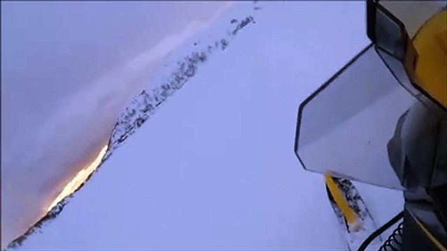 Un skieur arrive bien trop vite sur la bosse et se prend la gamelle de sa vie