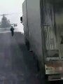 Un hélicoptère russe se pose sur la route pour demander son chemin à un camion