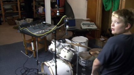 Ce gamin détruit le matos de son papa. Fail coûteux