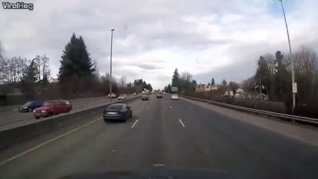 Un motard percute une voiture et se retrouve perché sur le coffre...