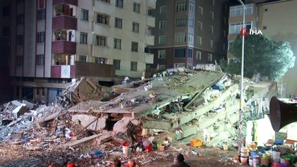 Kartal'da çöken 8 katlı binanın yanındaki bir binada 3 mm'lik oynama yaşandığından dolayı enkaz alanında tüm çalışmalar durduruldu.