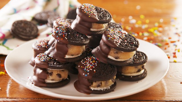 Cookie Dough Stuffed Oreos Is The Best Thing To Do With An Oreo
