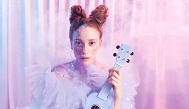 Alice Müzikali İçin Şarkı Söyleyen Serenay Sarıkaya, Sesiyle Büyüledi