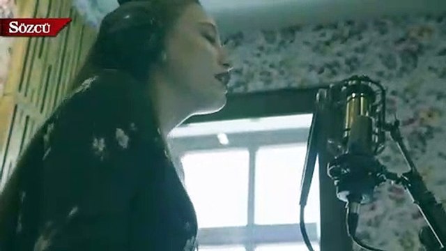 Alice müzikali için şarkı söyleyen serenay sarıkaya, sesiyle büyüledi