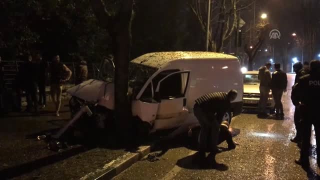 Ağaca Çarpan Hafif Ticari Araç Hurdaya Döndü