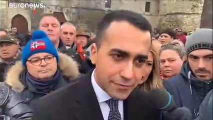 Ди Майо встретился с "желтыми жилетами". Французские власти в гневе