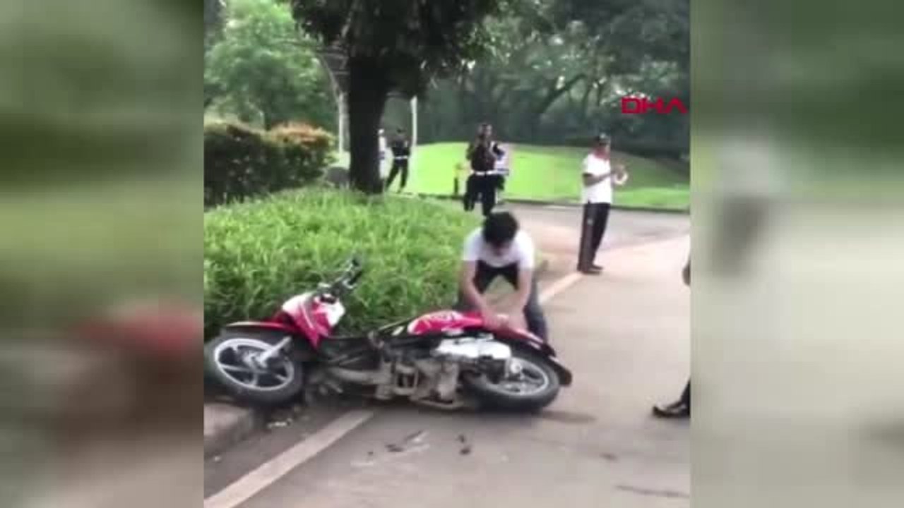 Dha Dış ? Trafik Cezasına Kızdı, Motosikletini Parçaladı