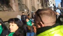 Violenta reacción de un grupo de varones _pro-vida_ durante la marcha