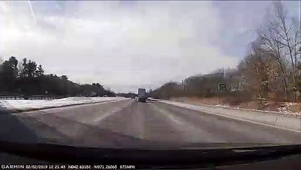 Instant Karma pour un automobiliste qui zigzague entre les voitures sur l’autoroute