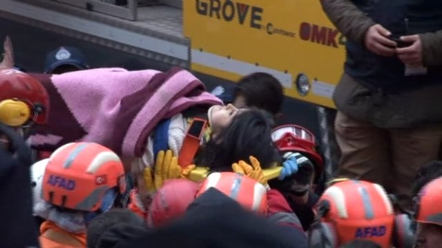 Havva 19 Saat Sonra Enkaz Altından Çıkartıldı