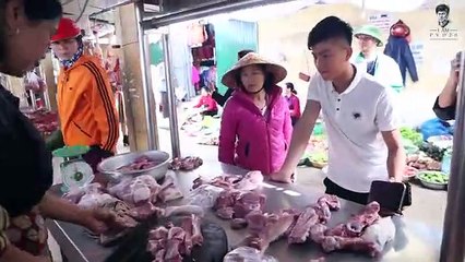 Phan Văn Đức trổ tài vào bếp