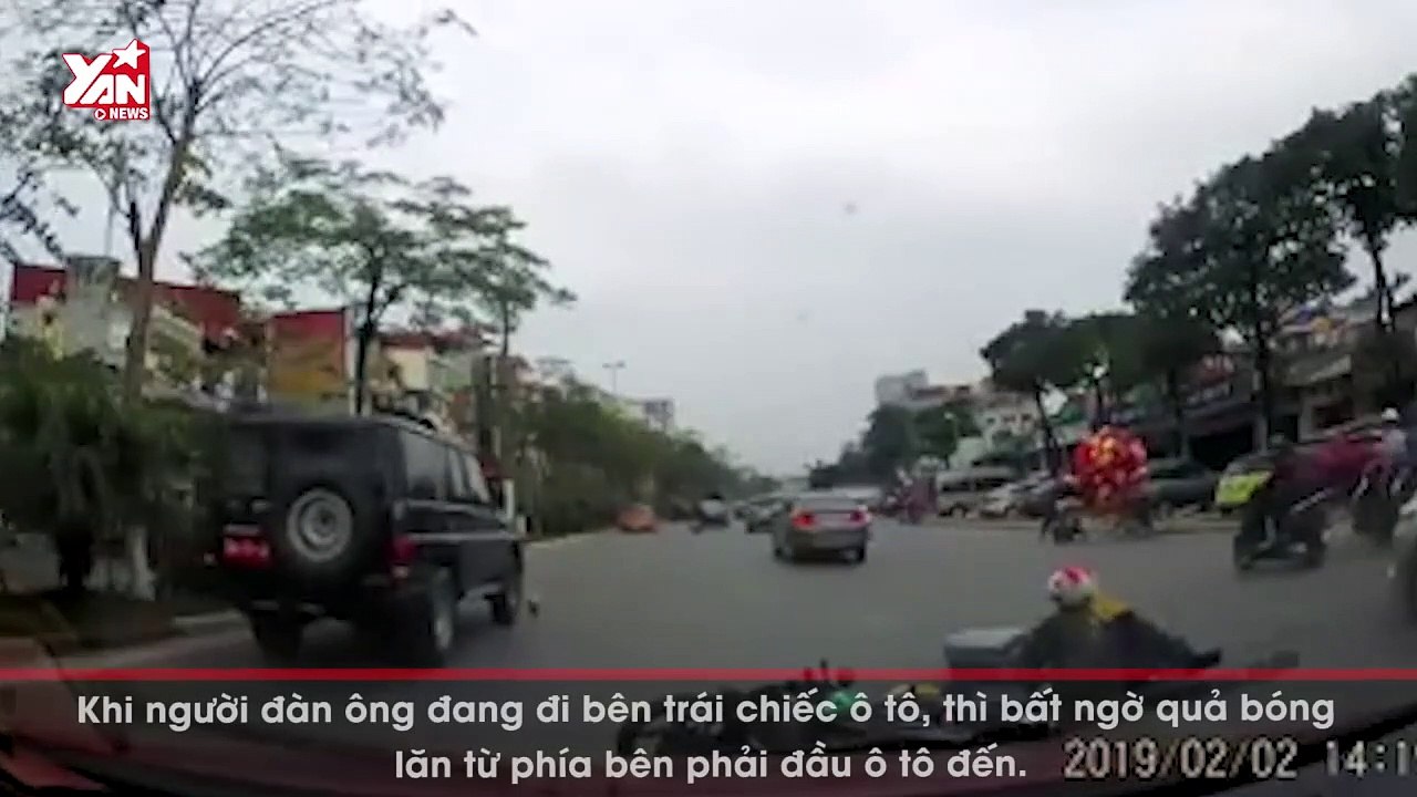 Clip: cặp đôi suýt mất mạng khi trên đường về quê vì quả bóng bất ngờ lao ra giữa đường