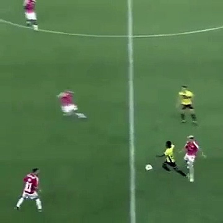 Le footballeur Fatos Beciraj réussit 4 petits ponts daffilée