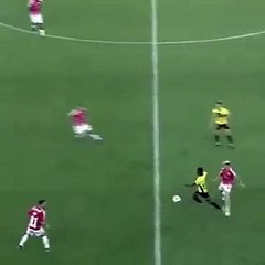 Le footballeur Fatos Beciraj réussit 4 petits ponts daffilée