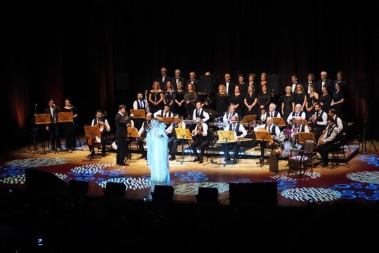 Emel Sayın Gözyaşlarını Tutamadı