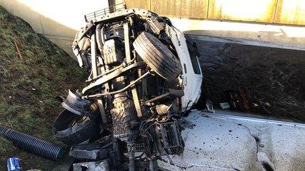 Un camion tombe dans une rivière