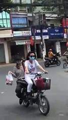Minh Hằng giao trà sữa