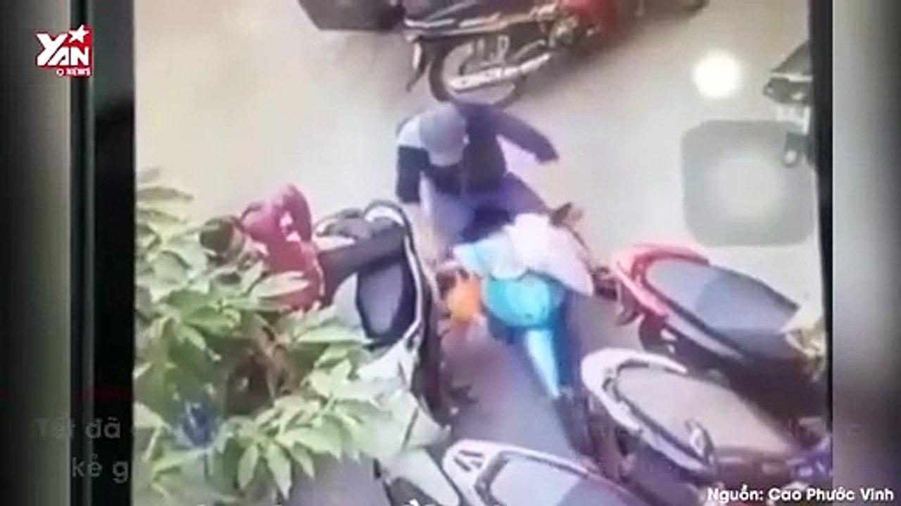 Chỉ trong tích tắc, hai thanh niên đã bẻ khóa trộm xe máy trót lọt