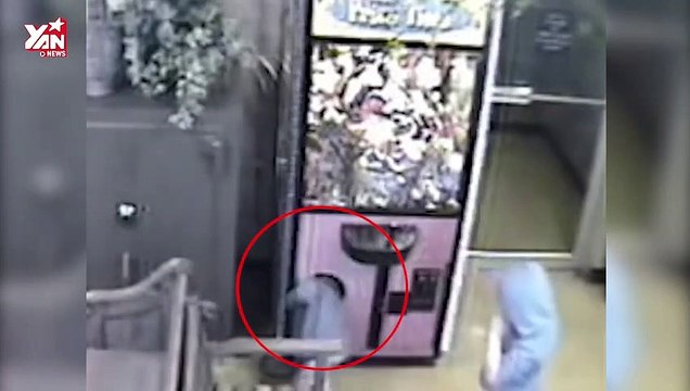 Quá mê trò gắp thú bông, bé gái chui tọt vào trong máy khiến mẹ hoang mang và cái kết ai cũng phì cười