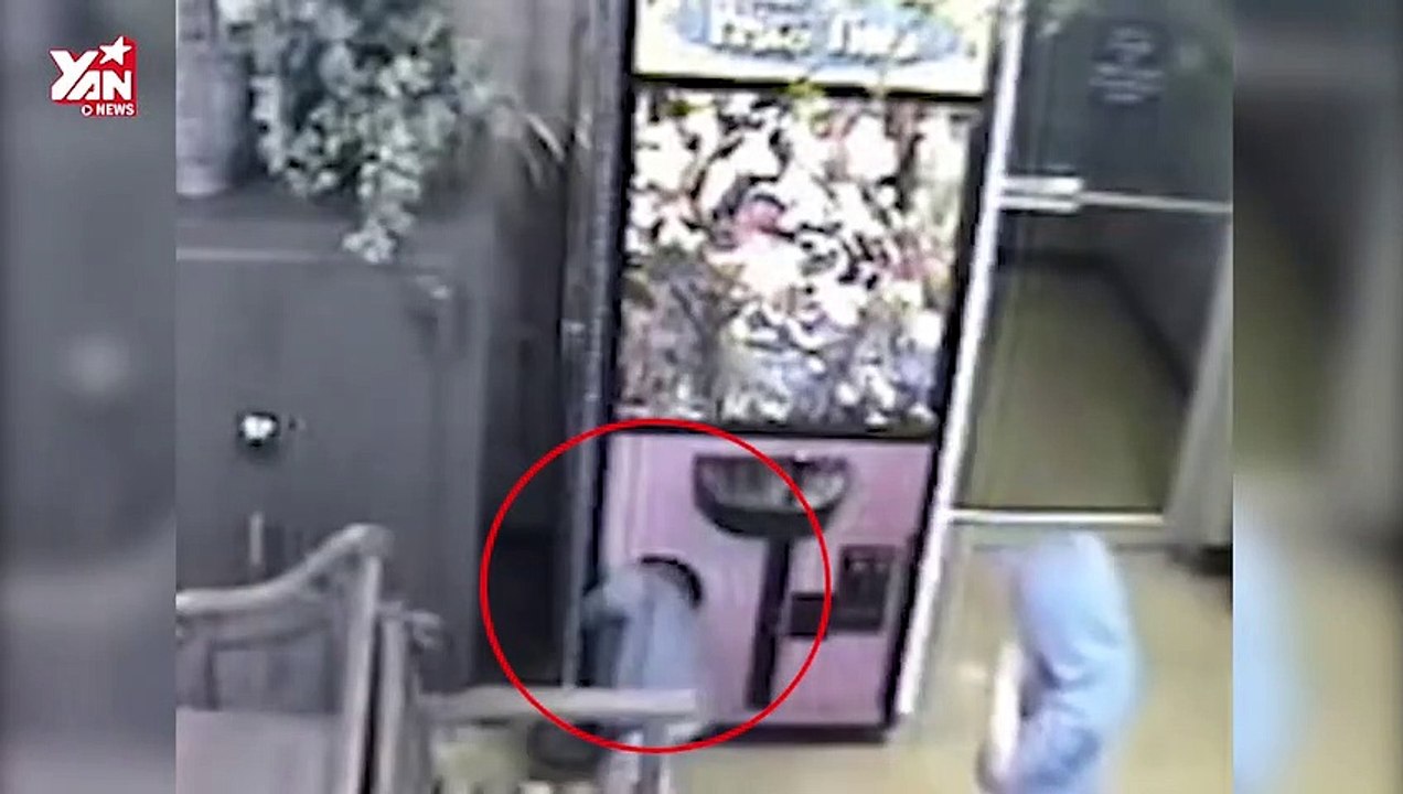 Quá mê trò gắp thú bông, bé gái chui tọt vào trong máy khiến mẹ hoang mang và cái kết ai cũng phì cười