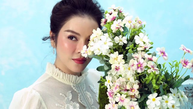 Lý Nhã Kỳ chụp ảnh cùng 10 chú heo con đón tết Kỷ Hợi