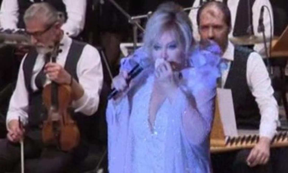 Emel Sayın ilk kez sahnede seslendirdi, gözyaşlarını tutamadı