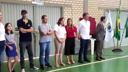 Uniformes são entregues a alunos do Coqueiral durante aula inaugural