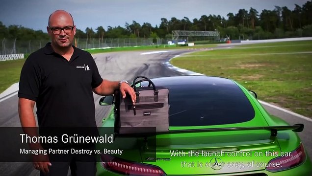 VÍDEO: La fricada del día, bolsos y carteras con la pisada del Mercedes-AMG GT R, ¿te los comprarías?